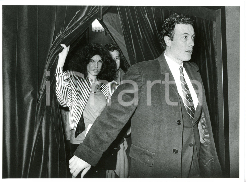 1985 ca COSTUME Stella PENDE con il suo compagno *Foto VINTAGE 24x18 cm