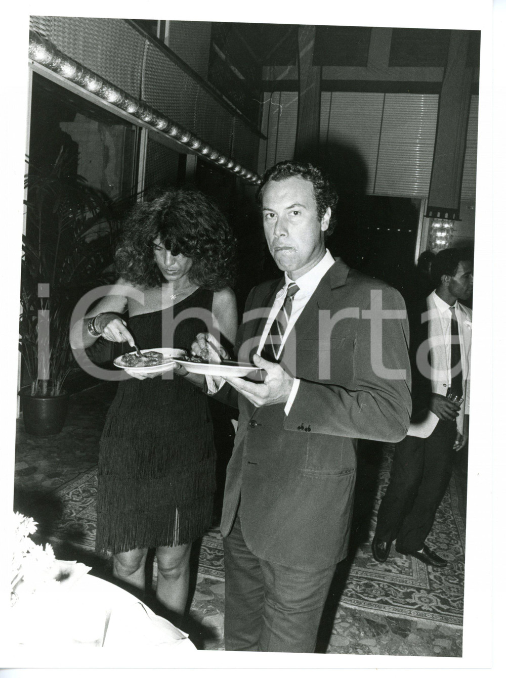 1985 ca COSTUME Stella PENDE con il compagno a un rinfresco *Foto VINTAGE 18x24