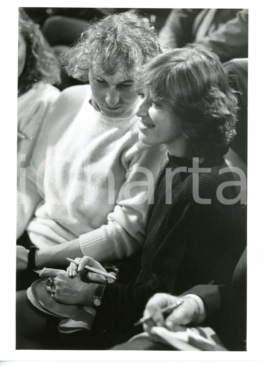 1983 COSTUME ITALIA Pierfrancesco VILLAGGIO e BERNETTI in platea - Foto 18x24