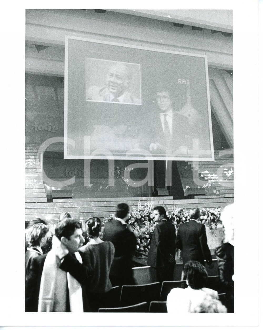 1987 FESTIVAL DI SANREMO Enrico MENTANA annuncia morte di Claudio VILLA - Foto 