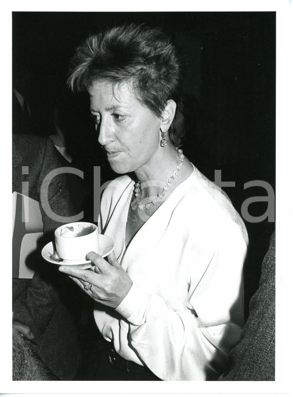 1985 ca POLITICA - PSI Marisa BELLISARIO beve una cioccolata - Foto 18x24 cm