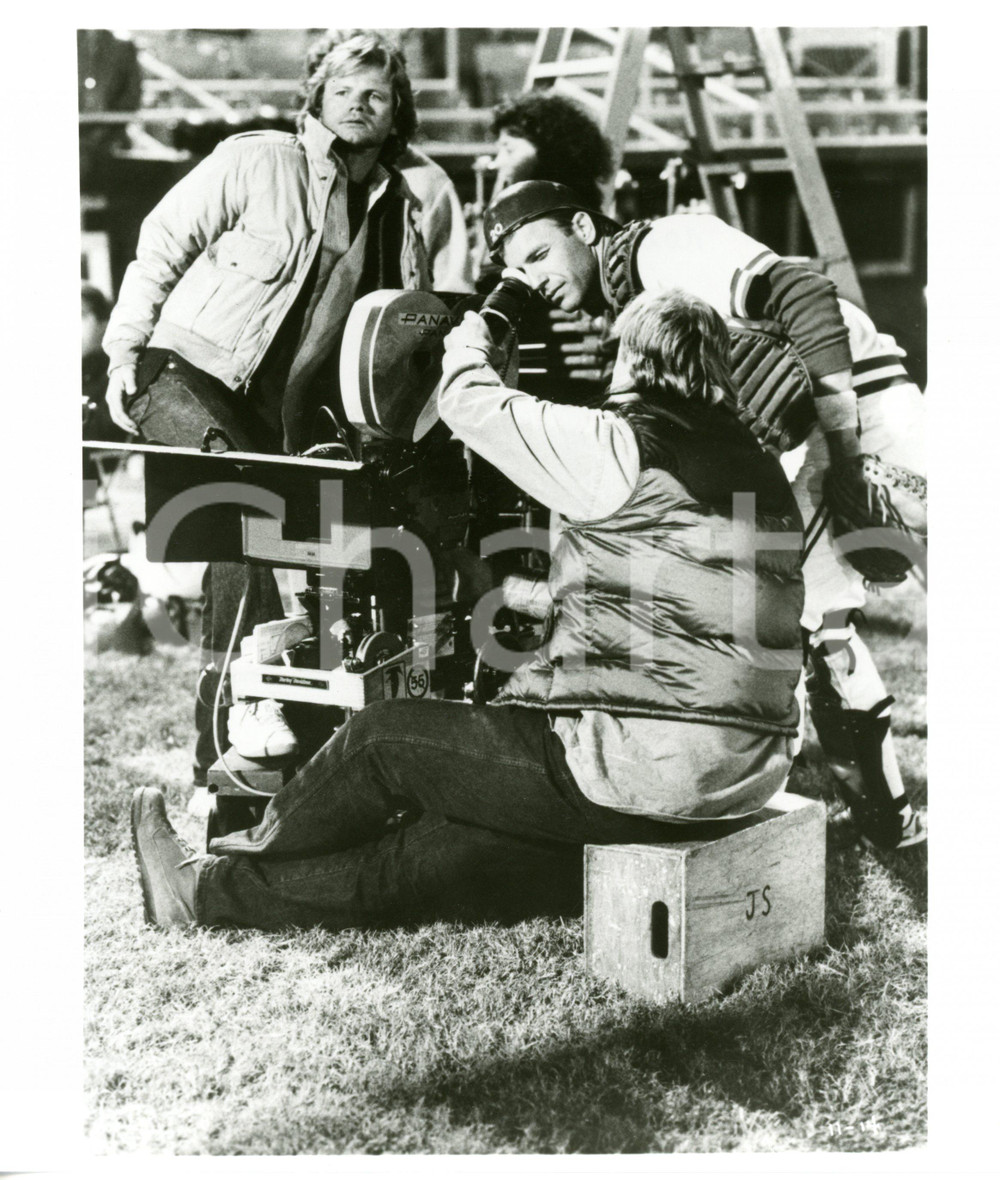 1988 CINEMA "Bull Durham" - Kevin COSTNER e Ron SHELTON sul set del film *Foto Fotografia di agenzia. CONDIZIONI: GFORMATO: 20x23 cm  originale e autentica 1