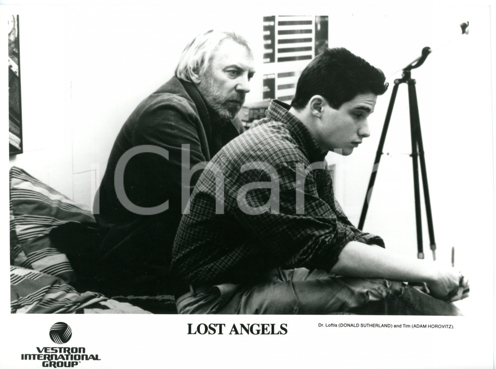 1989 CINEMA "Lost Angels" - Donald SUTHERLAND e Adam HOROVITZ sul set (1) Fotografia di agenzia. CONDIZIONI: GFORMATO: 24x18 cm    originale e autentica 1