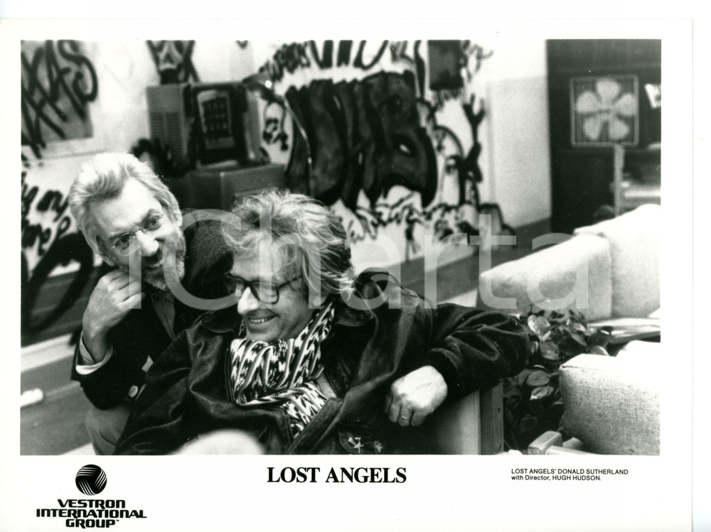 1989 CINEMA "Lost Angels" Donald SUTHERLAND con il regista Hugh HUDSON *Foto 1 Fotografia di agenzia. CONDIZIONI: GFORMATO: 24x18 cm    originale e autentica 1