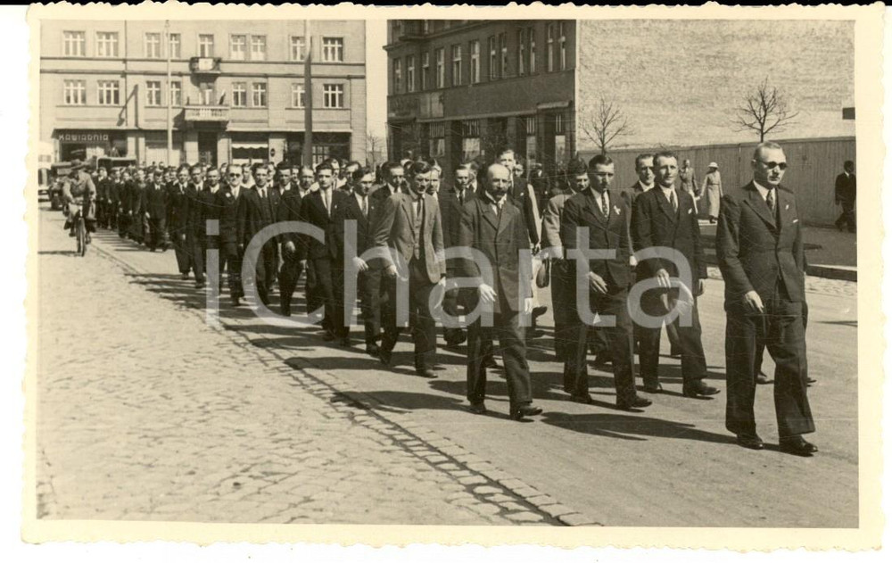 1936 POLONIA Membri di un'associazione sfilano in corteo - Foto cartolina