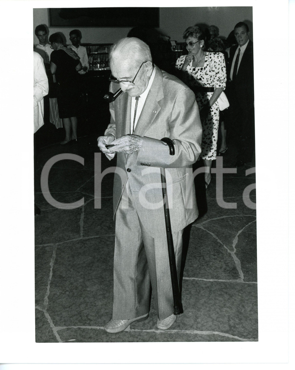 1987 CANNES Festival del Cinema - Charles VANEL accende la pipa *Foto 20x25 cm