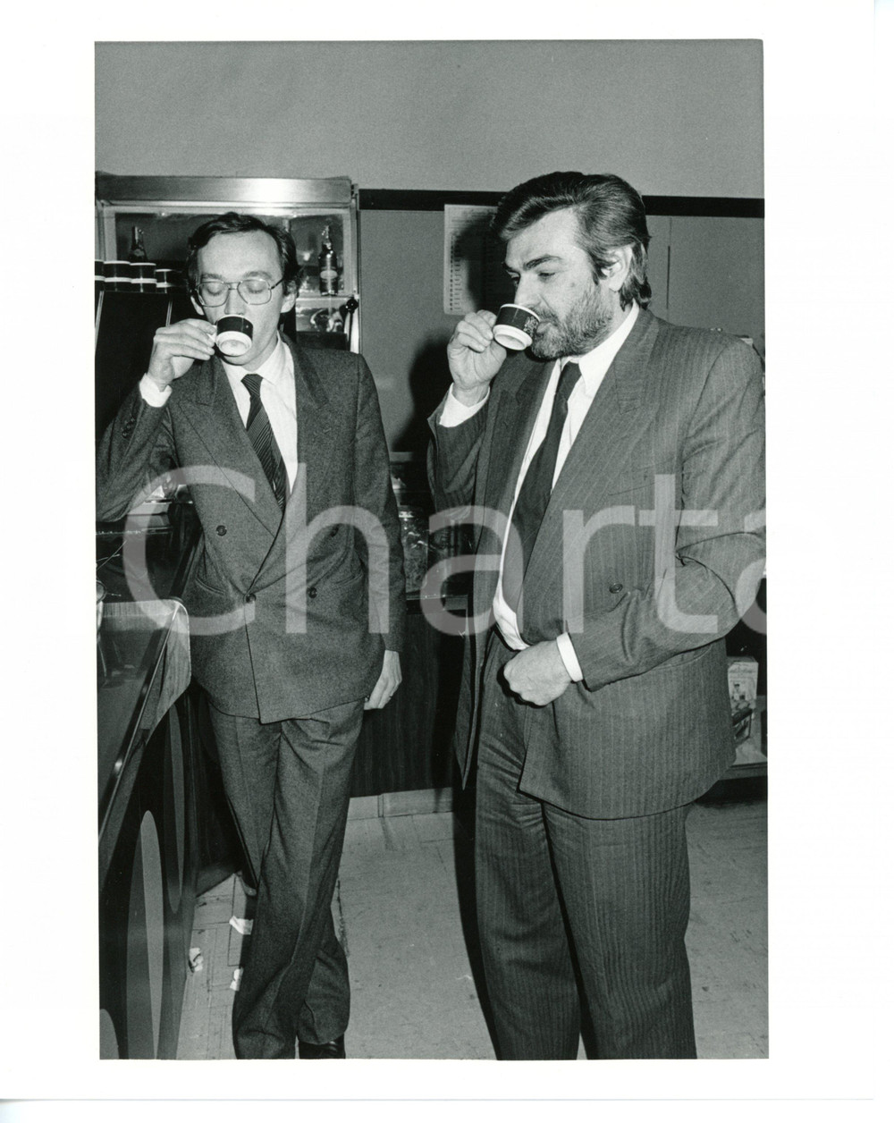 1985 ca POLITICA - DC Giovanni GORIA beve un caffè con Tiziano GARBO *Foto 20x25