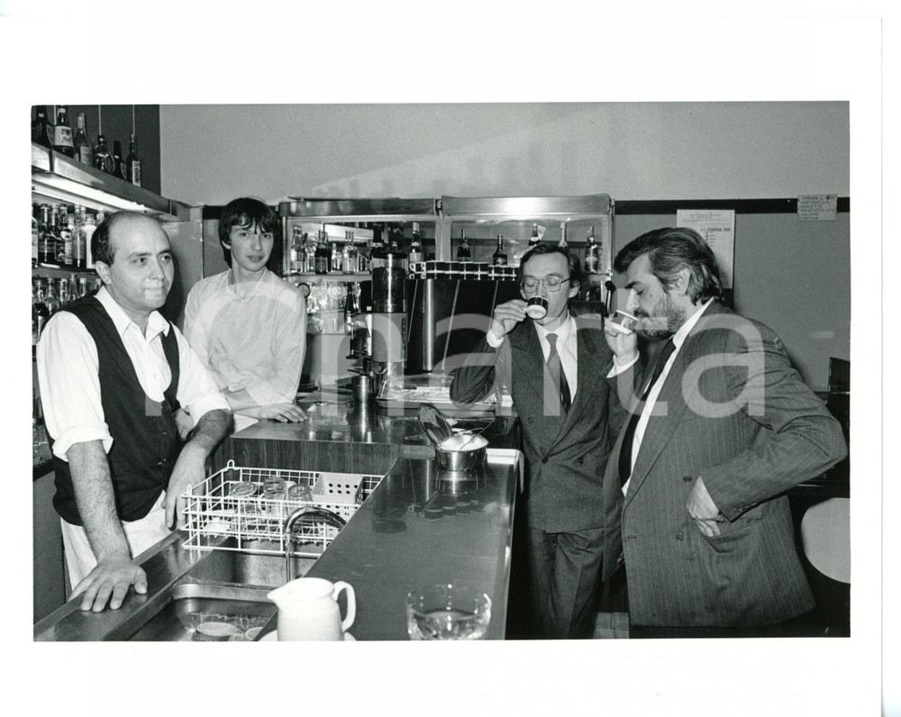 1985 ca POLITICA - DC Giovanni GORIA beve un caffè con Tiziano GARBO (3) *Foto