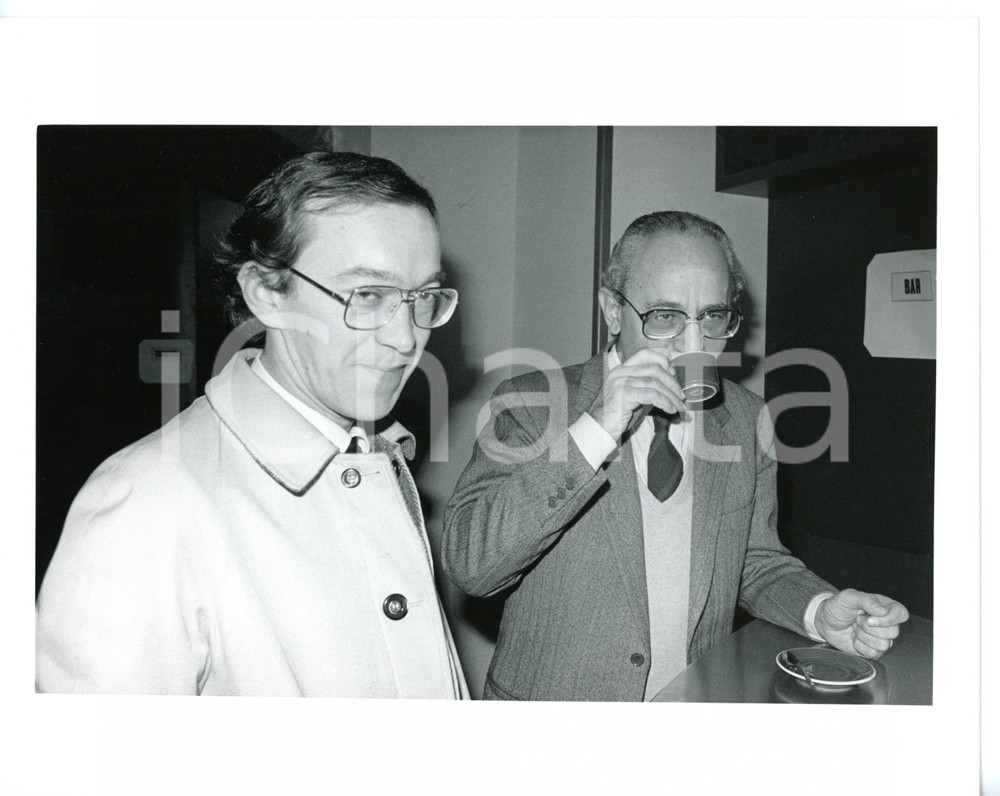 1985 ca POLITICA - DC Virginio ROGNONI beve un caffè con Tiziano GARBO *Foto