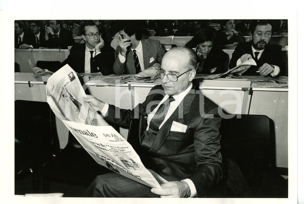 1987 RIMINI 44° Congresso PSI - Aristide GUNNELLA legge "IL GIORNALE" *Foto 