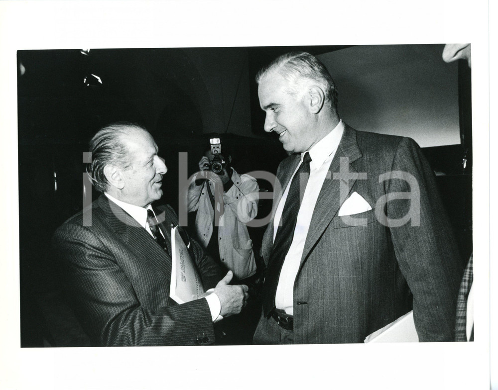 1985 ca ASSOLOMBARDA Luigi LANG stringe la mano a Luigi LUCCHINI *Foto 25x20