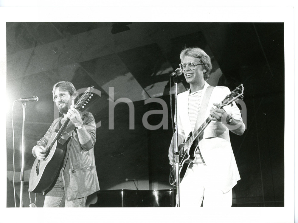 1985 ca MUSICA - AMERICA Gerry BECKLEY e Dewey BUNNELL sul palco *Foto 24x18 cm