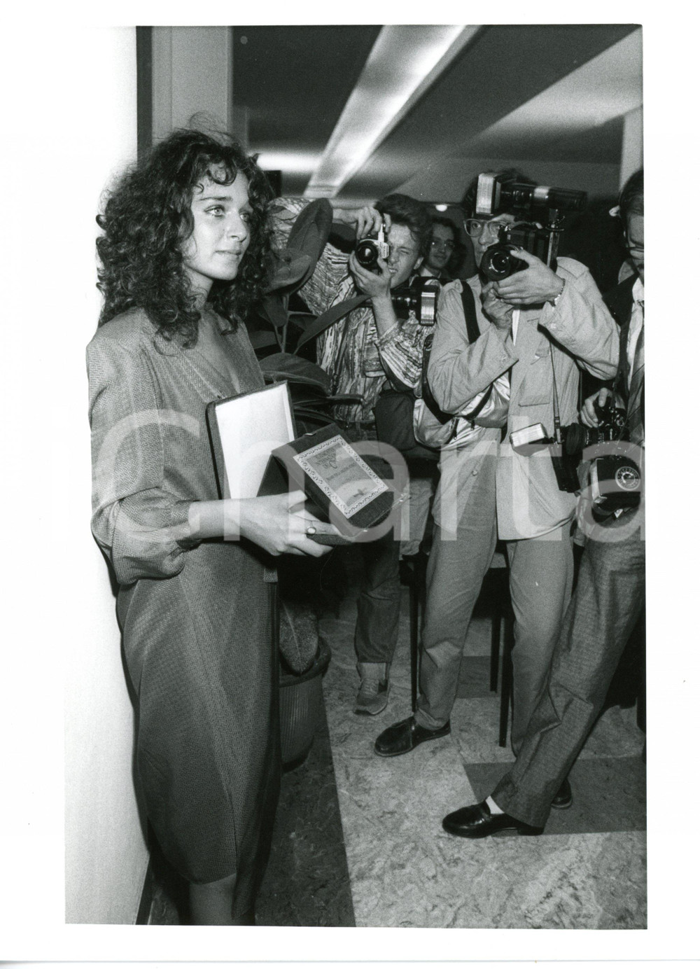 1986 MOSTRA DI VENEZIA - COPPA VOLPI Valeria GOLINO circondata dai paparazzi