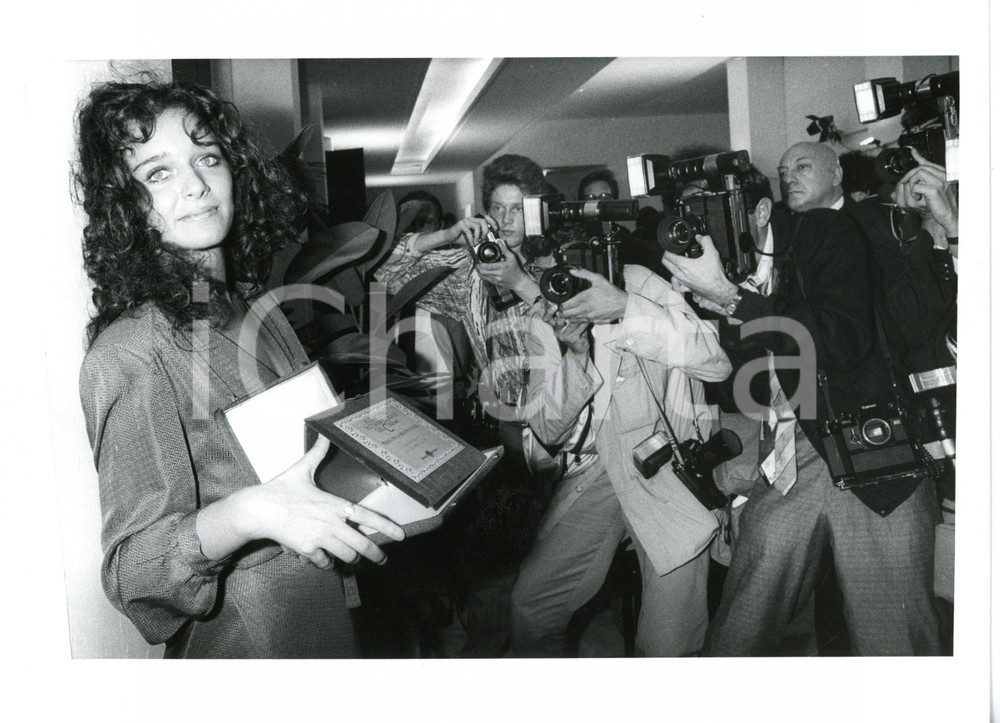 1986 MOSTRA DI VENEZIA - COPPA VOLPI Valeria GOLINO circondata da paparazzi