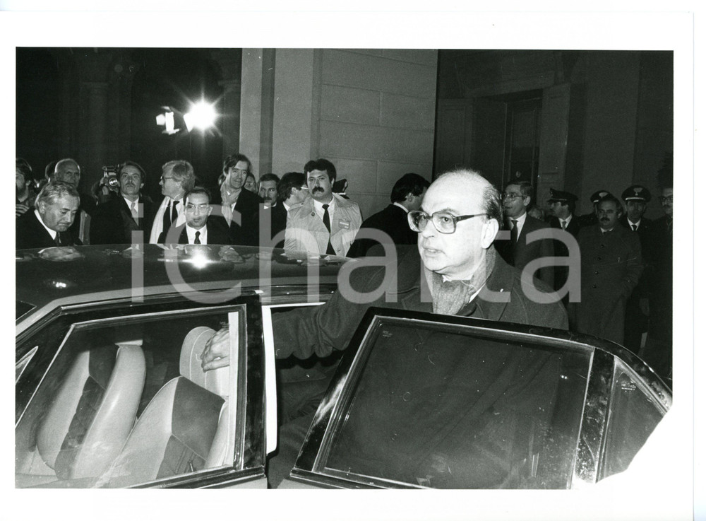 1985 ca POLITICA - PSI Bettino CRAXI sale in auto *Fotografia 24x18 cm
