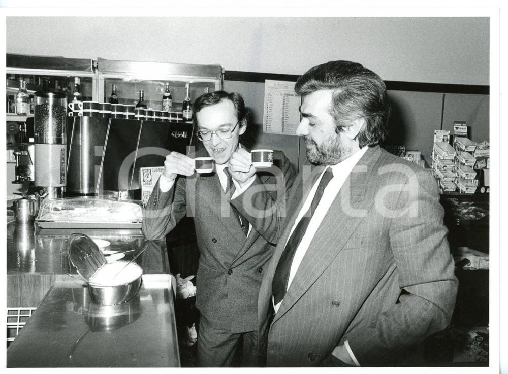 1985 ca POLITICA - DC Giovanni GORIA beve un caffè con Tiziano GARBO (6) *Foto