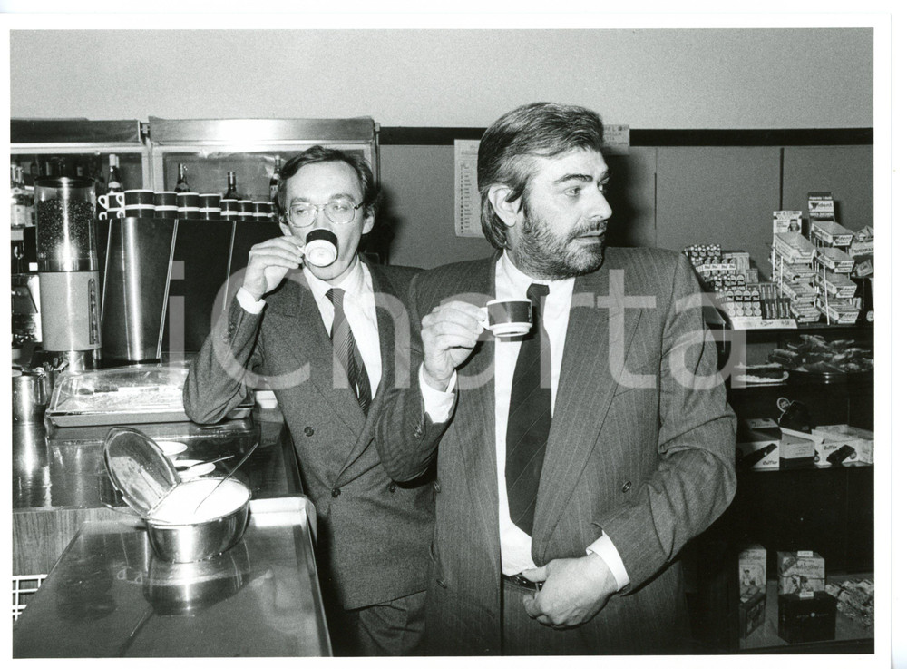 1985 ca POLITICA - DC Giovanni GORIA beve un caffè con Tiziano GARBO (2) *Foto 