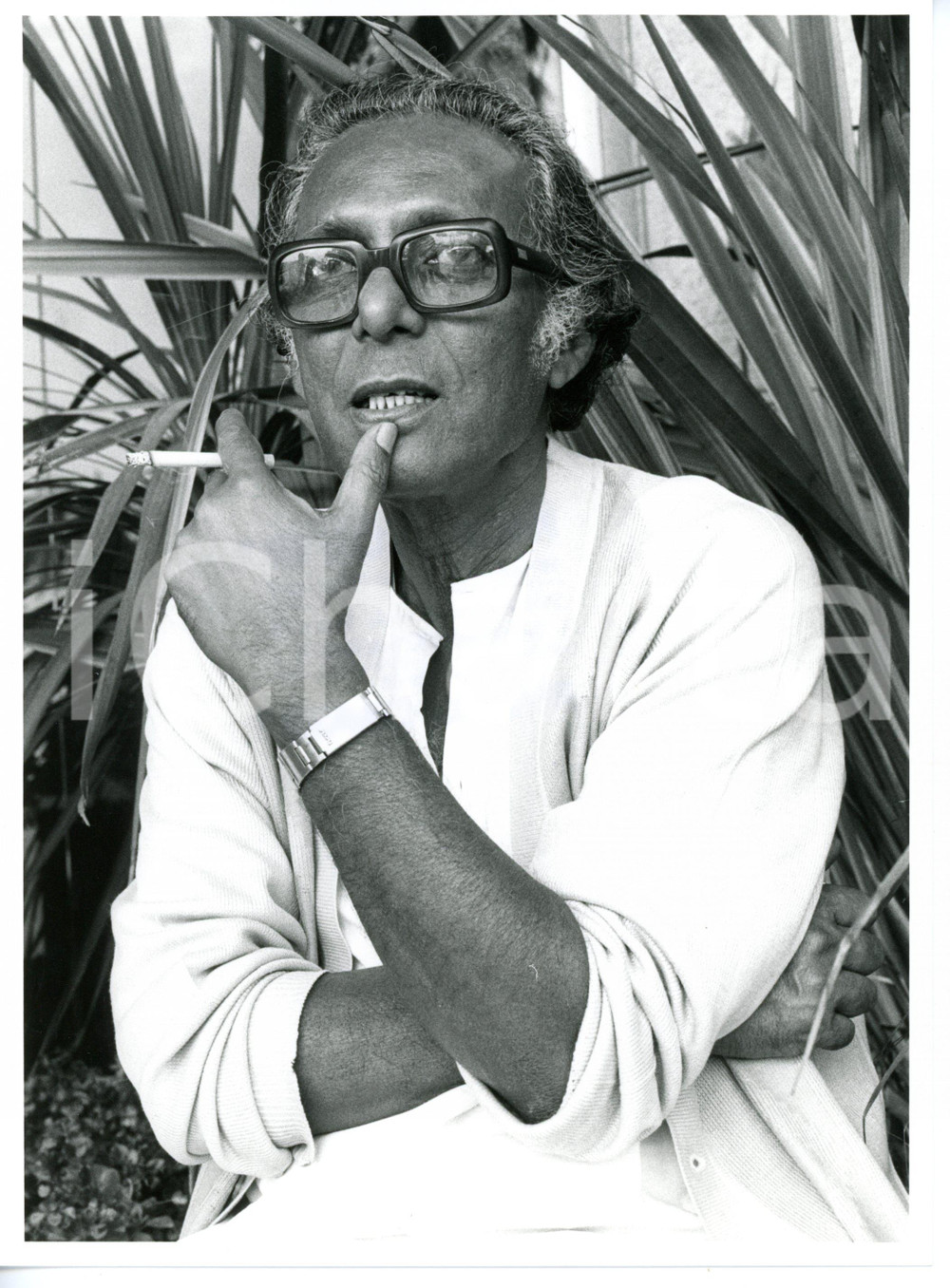 1990 ca CINEMA Regista Mrinal SEN fuma sigaretta *Foto VINTAGE 18x24 cm