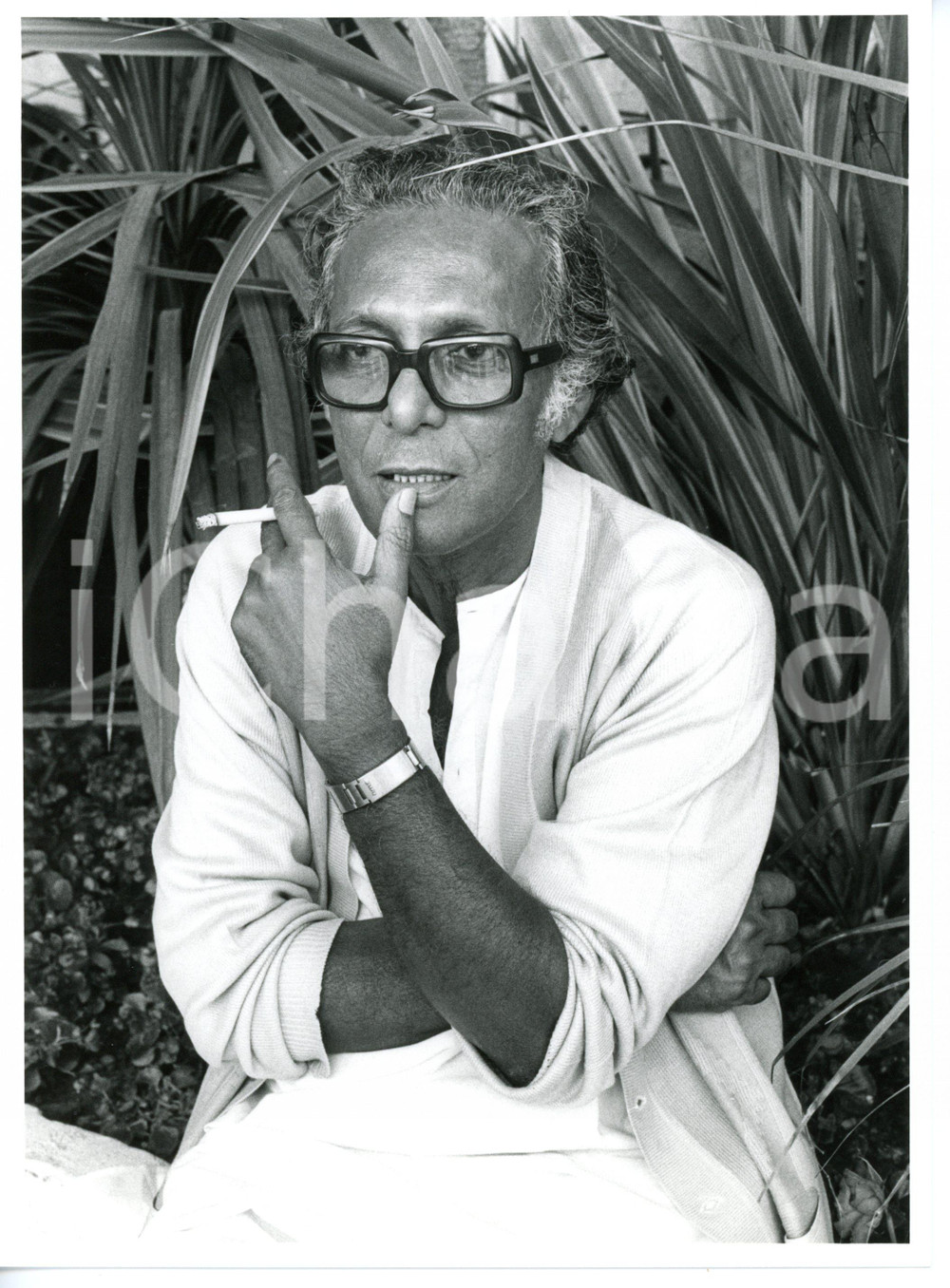 1990 ca CINEMA Regista Mrinal SEN fuma sigaretta (1) *Foto VINTAGE 18x24 cm