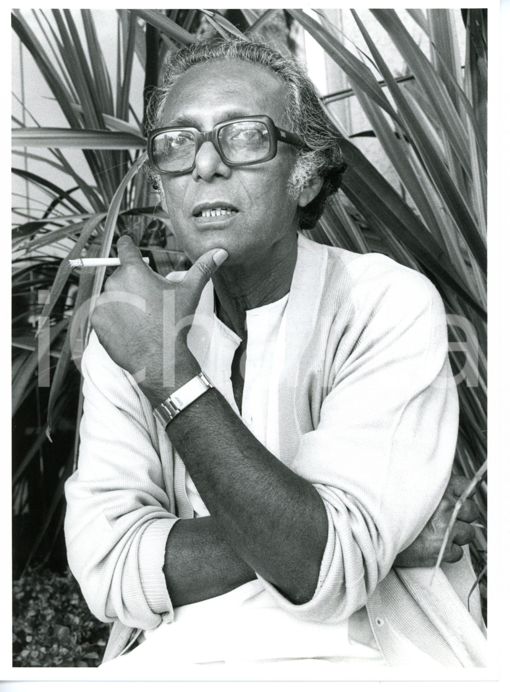 1990 ca CINEMA Regista Mrinal SEN fuma sigaretta (2) *Foto VINTAGE 18x24 cm