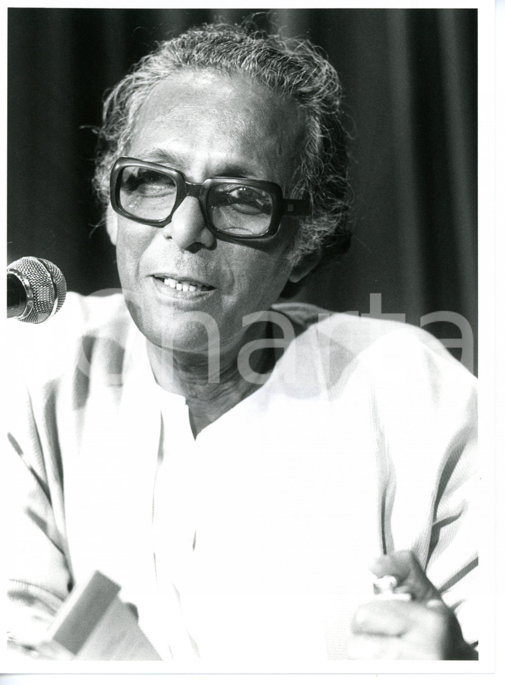 1990 ca CINEMA Discorso del regista Mrinal SEN *Fotografia VINTAGE 18x24 cm