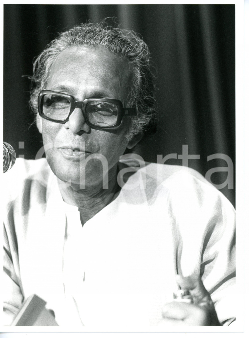 1990 ca CINEMA Discorso del regista Mrinal SEN - Fotografia VINTAGE 18x24 cm