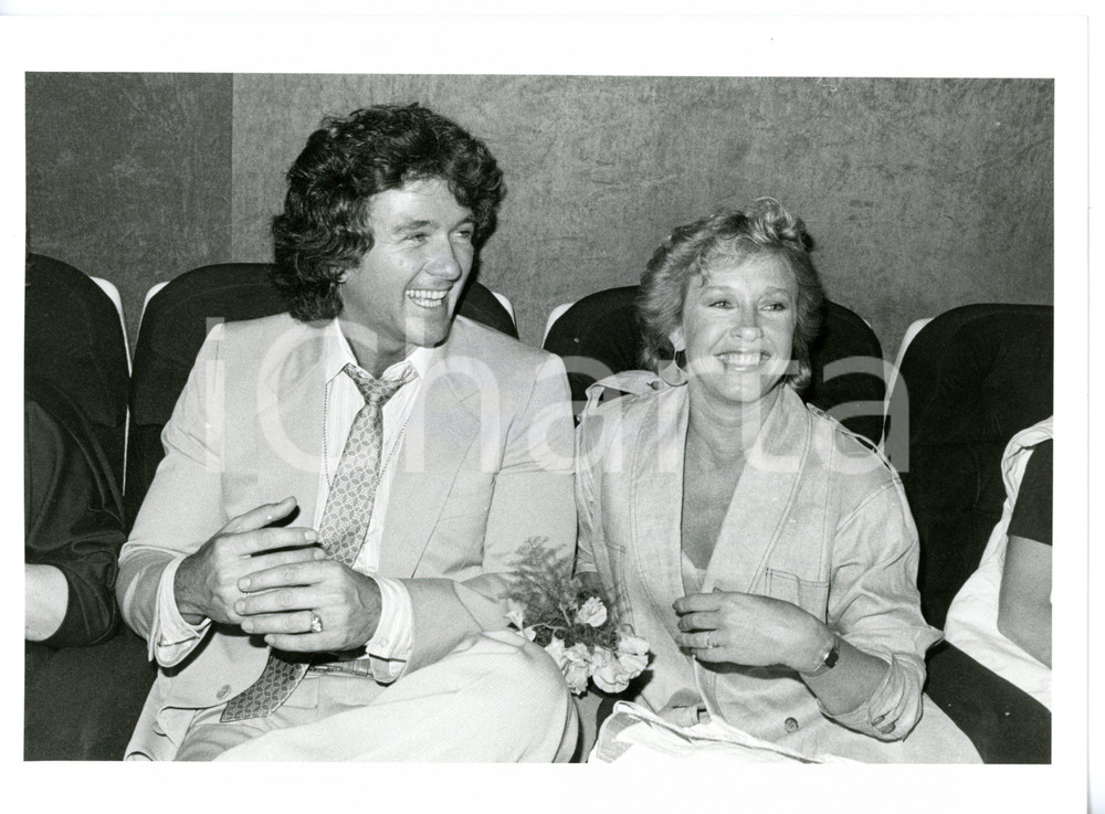 1985 ca COSTUME Patrick DUFFY con la moglie Carlyn ROSSER in platea - Foto 24x18