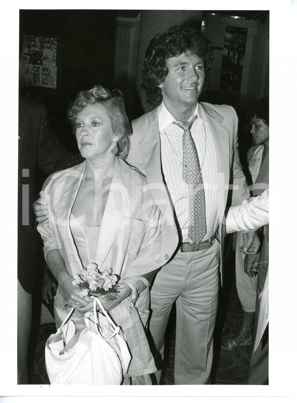 1985 ca COSTUME Patrick DUFFY con la moglie Carlyn ROSSER - Foto 18x24 cm