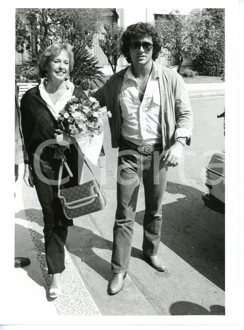 1985 ca COSTUME Patrick DUFFY a passeggio con la moglie Carlyn ROSSER - Foto