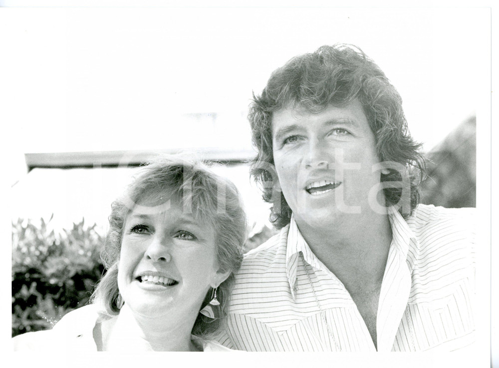 1985 ca COSTUME Ritratto di Patrick DUFFY con la moglie Carlyn ROSSER - Foto