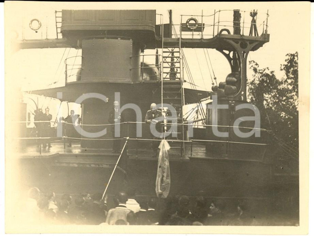 1926 GARDONE RIVIERA - VITTORIALE Gabriele D'ANNUNZIO sulla nave PUGLIA - Foto Rara fotografia originale d'epoca, con didascalia al verso, scattata il 23 maggio 1926.CONDIZIONI: G (lieve sbiaditura al lato sinistro)FORMATO: 12x9 cm    originale e autentica 1