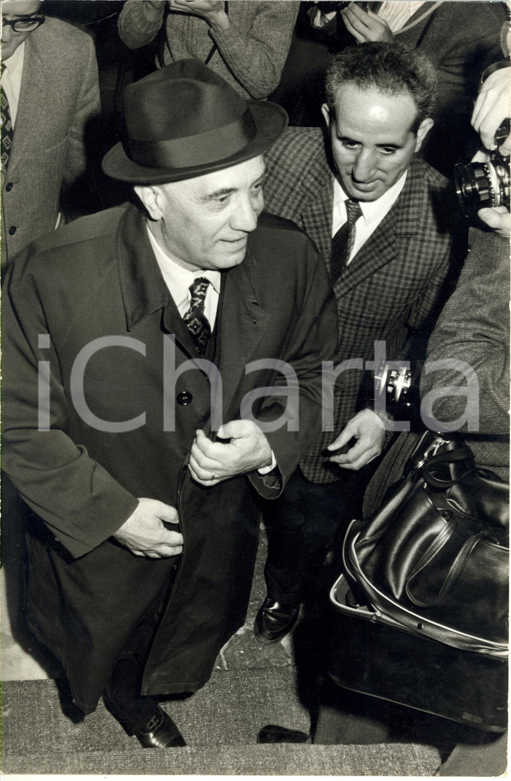 1975 ca POLITICA - DC Amintore FANFANI circondato dai giornalisti *Foto 20x30 cm