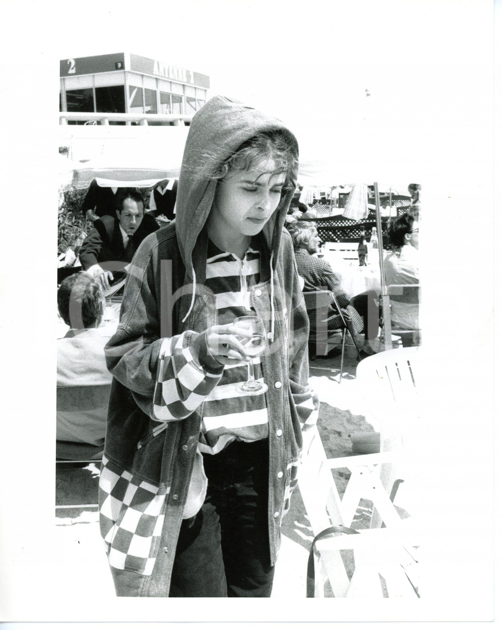 1986 MOSTRA DEL CINEMA DI VENEZIA Helena BONHAM CARTER beve un bicchiere di vino