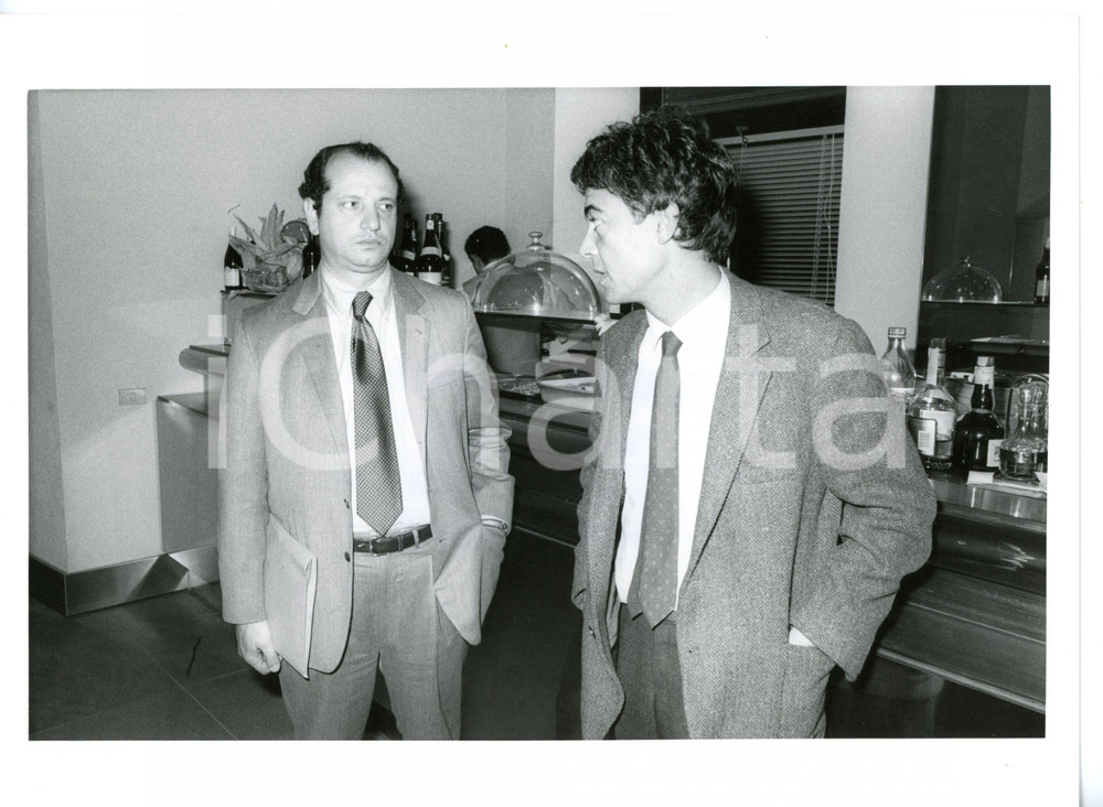 1985 ca POLITICA - PSI Bruno PELLEGRINO con Claudio MARTELLI al bancone del bar