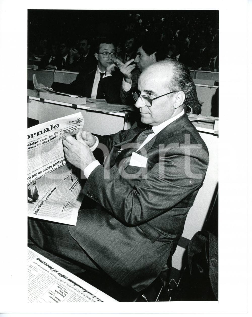 1987 RIMINI 44° Congresso PSI - Aristide GUNNELLA legge "IL GIORNALE" - Foto  Fotografia di agenzia. CONDIZIONI: GDIMENSIONI: 20x25 cm      originale e autentica 1