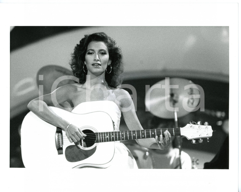 1987 SAINT VINCENT ESTATE Grazia DI MICHELE suona la chitarra sul palco *Foto