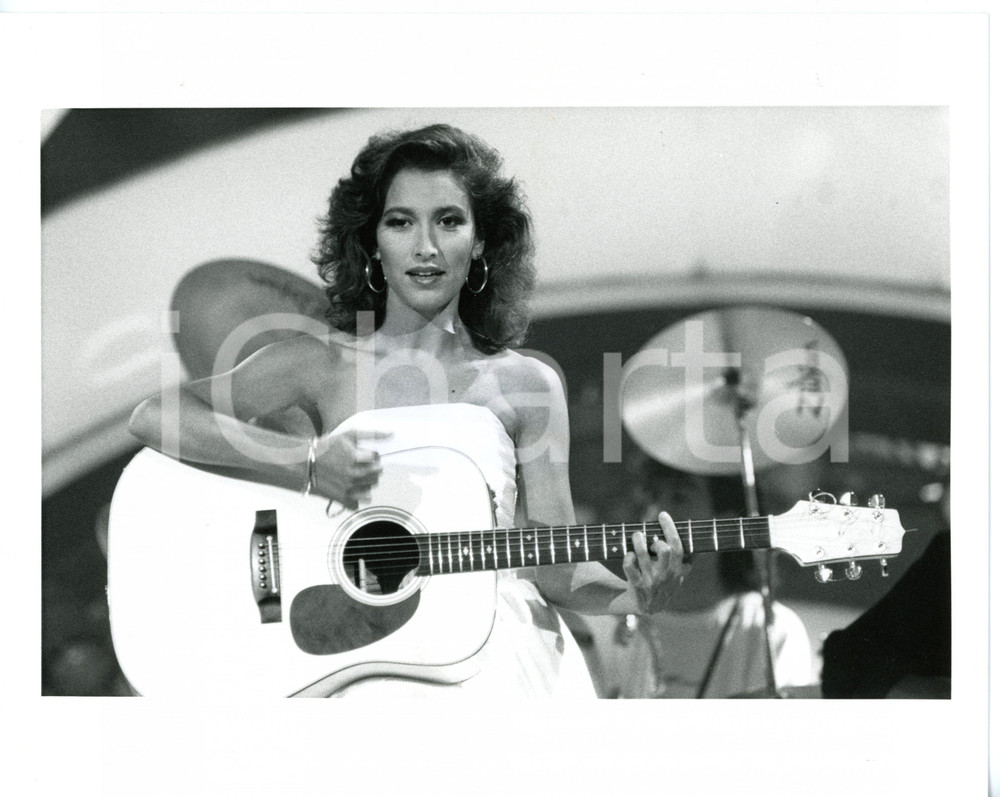 1987 SAINT VINCENT ESTATE Grazia DI MICHELE suona la chitarra sul palco - Foto
