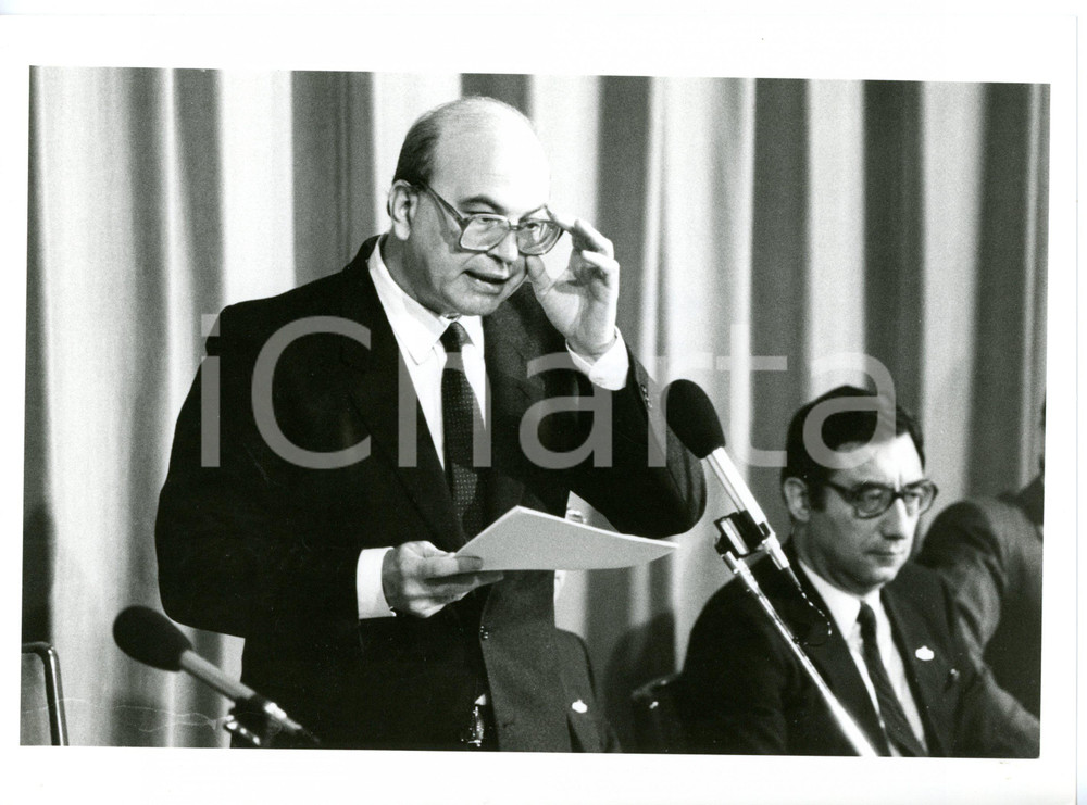 1985 ca POLITICA - PSI Bettino CRAXI al banco degli oratori *Foto VINTAGE 24x18