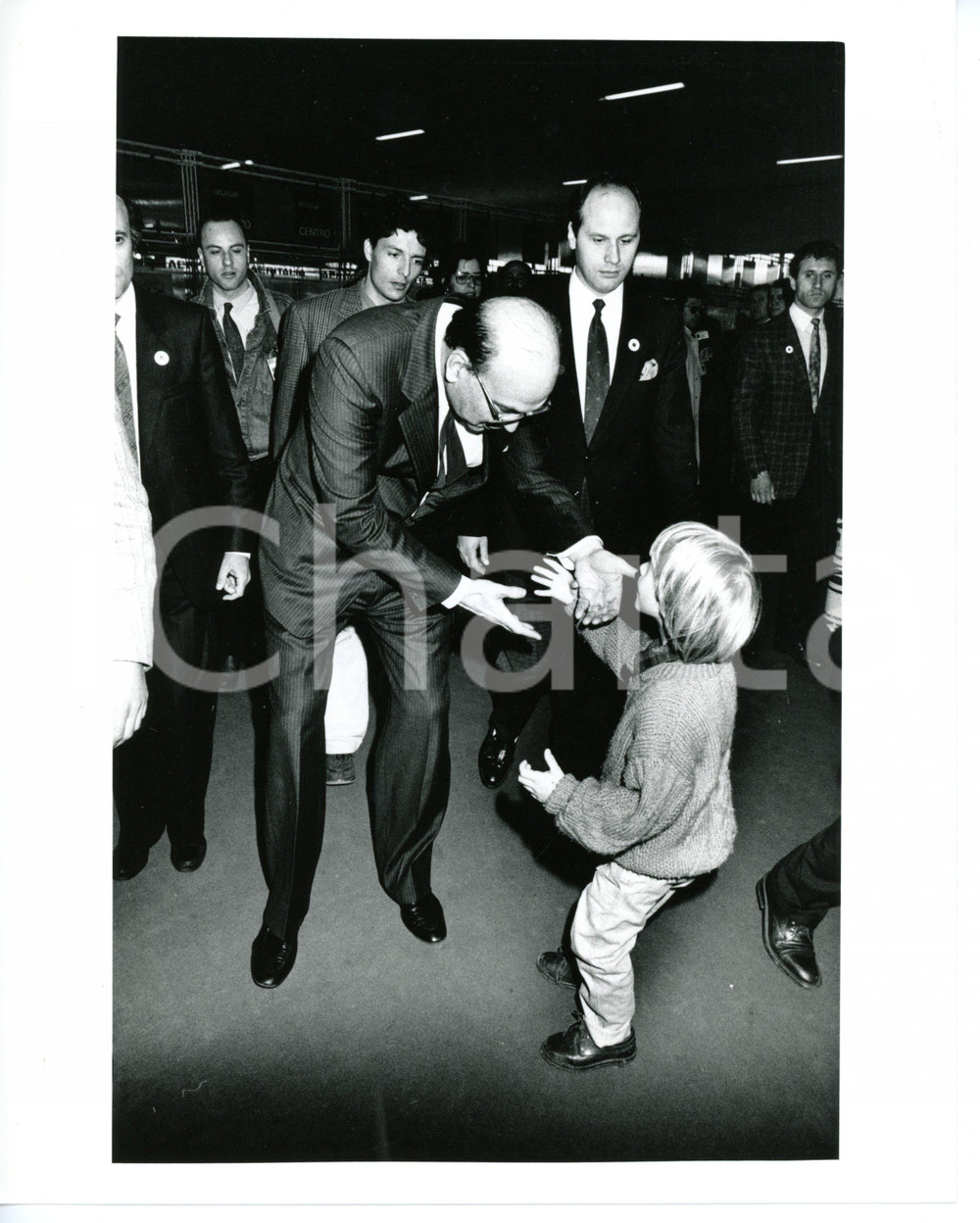1987 RIMINI 44° Congresso PSI - Bettino CRAXI gioca con un bambino *Foto 20x25