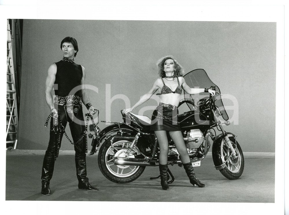 1983 LORETTA GOGGI QUIZ Loretta GOGGI e Gianni BREZZA vestiti da motociclisti 
