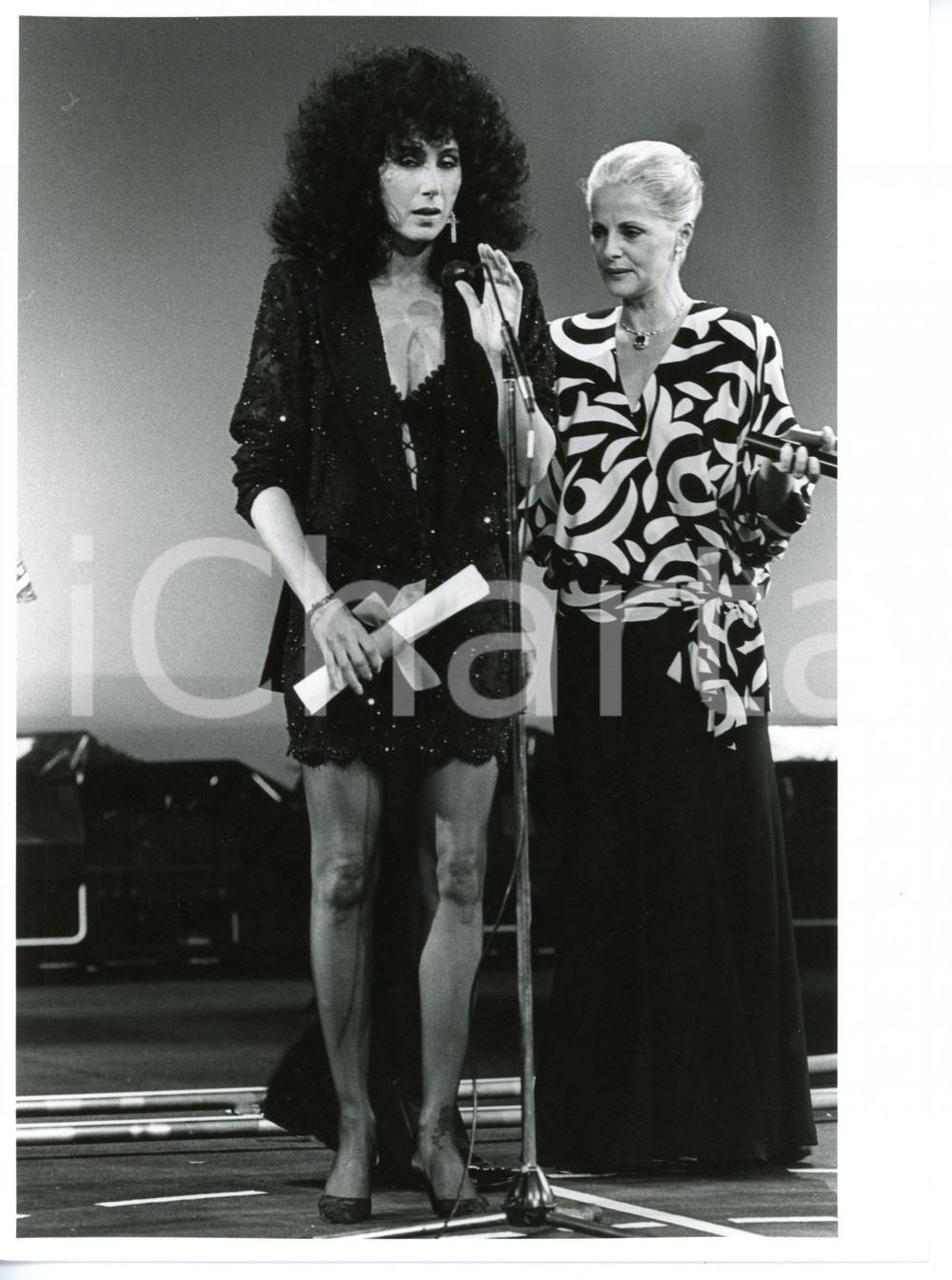 1985 FESTIVAL DI CANNES Virna LISI premia CHER sul palco *Foto VINTAGE 18x24 cm