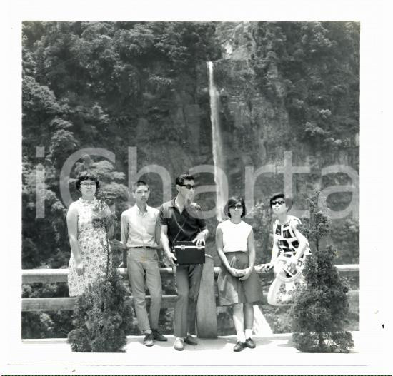 1968 TAIWAN Tourists pose at WULAI WATERFALL *Photo 12x12 cm