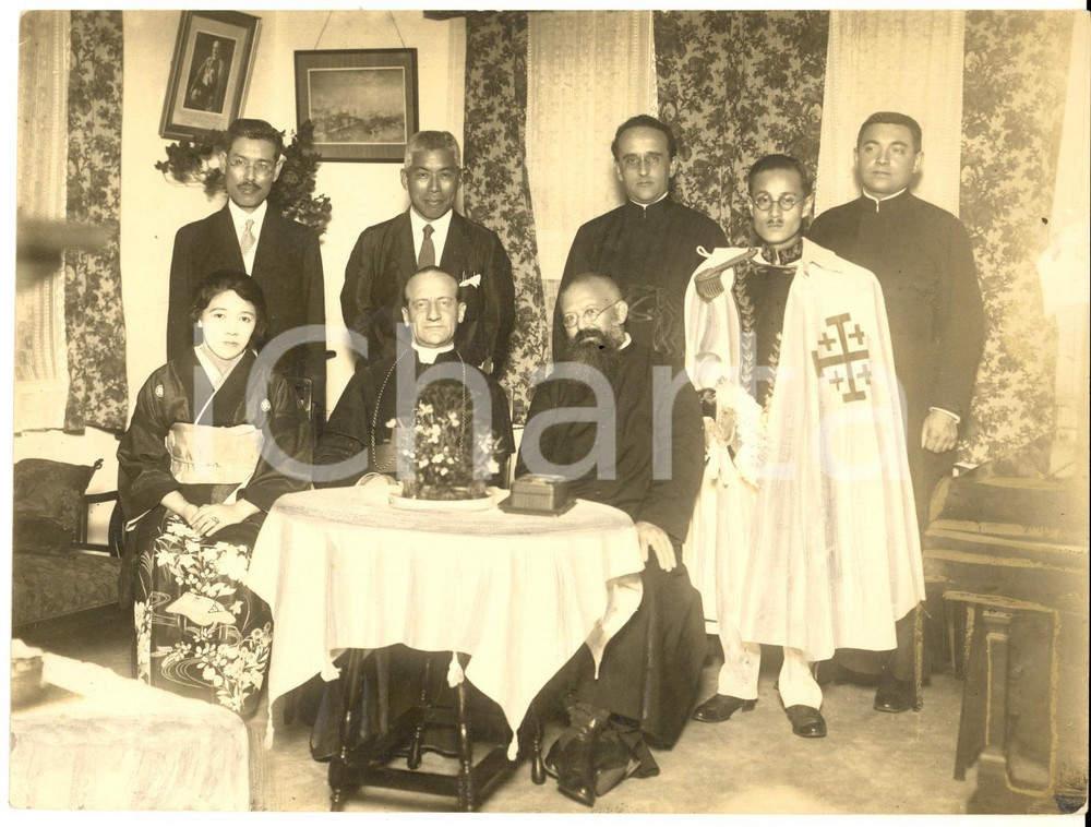 1925 ca TOKIO Padre Paolo MANNA - Mons. GIARDINI - Ammiraglio YAMAMOTO Foto RARA Rara e pregevole fotografia d'epoca, che ritrae (oltre a un alto rappresentante dell'Ordine Equestre del Santo Sepolcro di Gerusalemme), il beato padre Paolo Manna (superiore  dell'Istituto Missioni Estere di Milano e in seguito del Pontificio Istituto Missioni Estere), l'ammiraglio Isoroku Yamamoto e il delegato apostolico mons. Giardini . Didascalia manoscritta coeva al verso. CONDIZIONI: G (lievemente sbiadita la stampa fotografica)FORMATO: 20x15 cm     originale e autentica 1