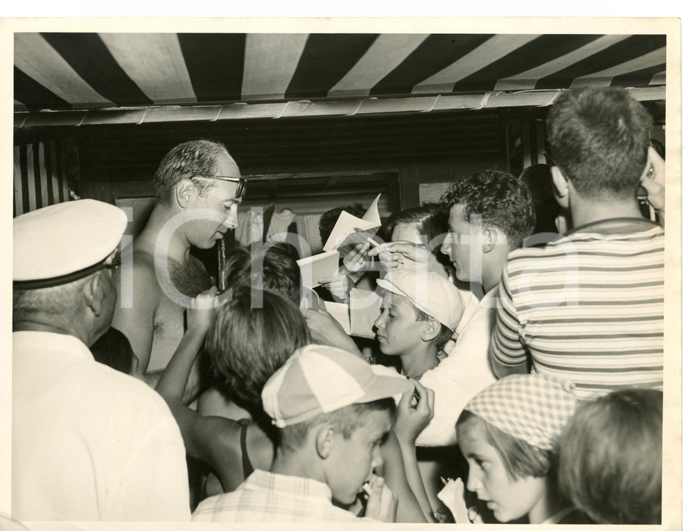1955 LIDO DI VENEZIA Alessandro di JUGOSLAVIA firma autografi ai fan *Foto 24x18