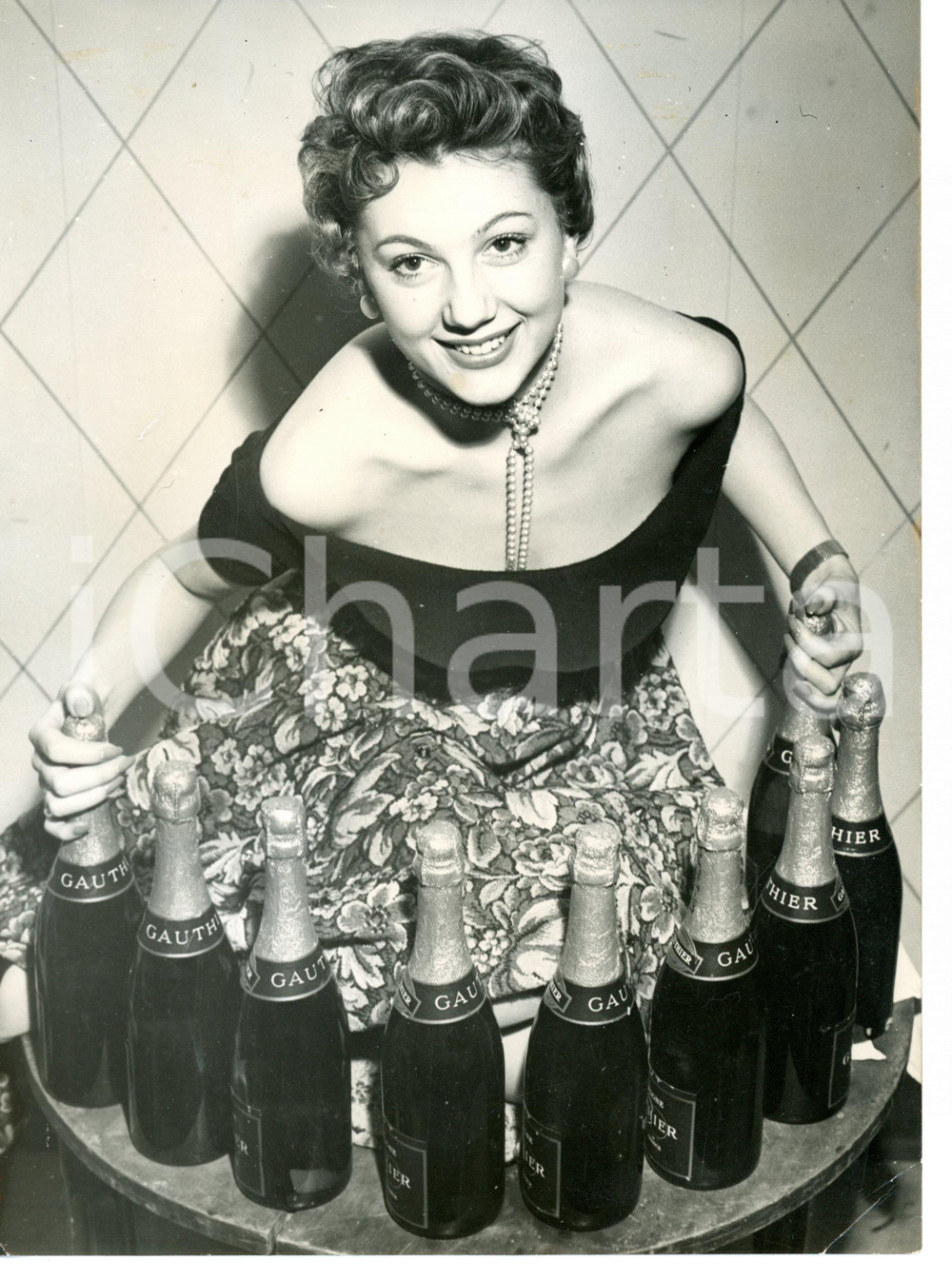 1948 PARIS "Miss Champagne" Arlette FIRQUET posa con bottiglie di GAUTHIER