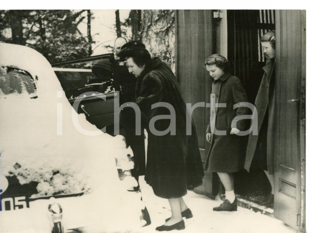 1953 BAARN Queen Juliana of the NETHERLANDS about to enter her car *Foto 20x15