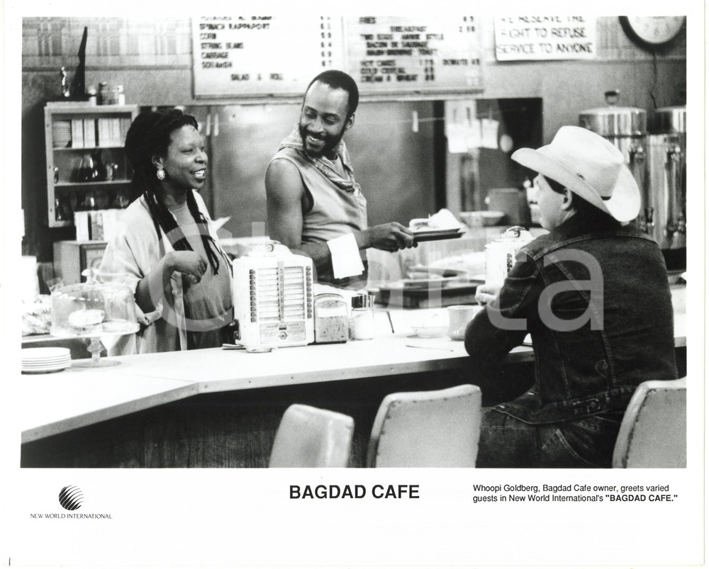 1987 CINEMA "Bagdad Cafe" Whoopi GOLDBERG al bancone del bar - Foto 25x20 cm
