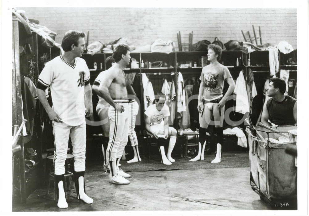 1988 CINEMA "Bull Durham" Kevin COSTNER nello spogliatoio con la squadra - Foto