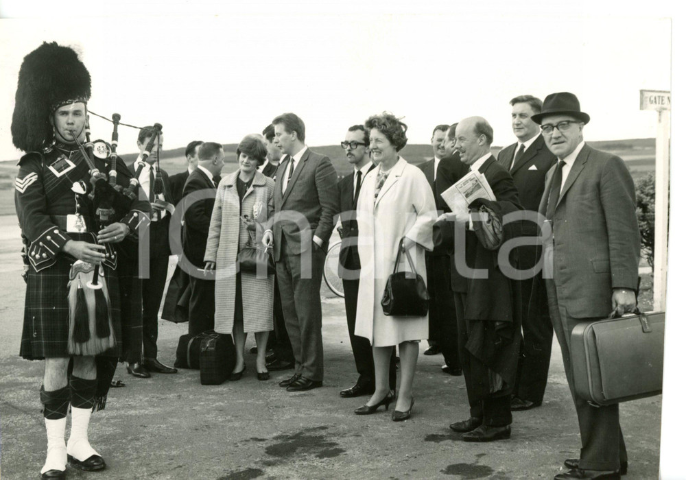 1964 ABERDEEN AIRPORT British journalists welcomed by a piper *Foto 20x15 cm