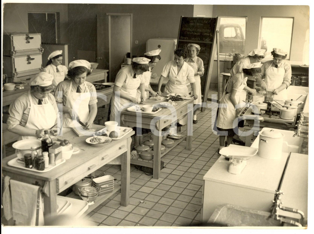 1954 LONDON - GREENWICH Kidbrooke School - The advanced cookery class *Foto 